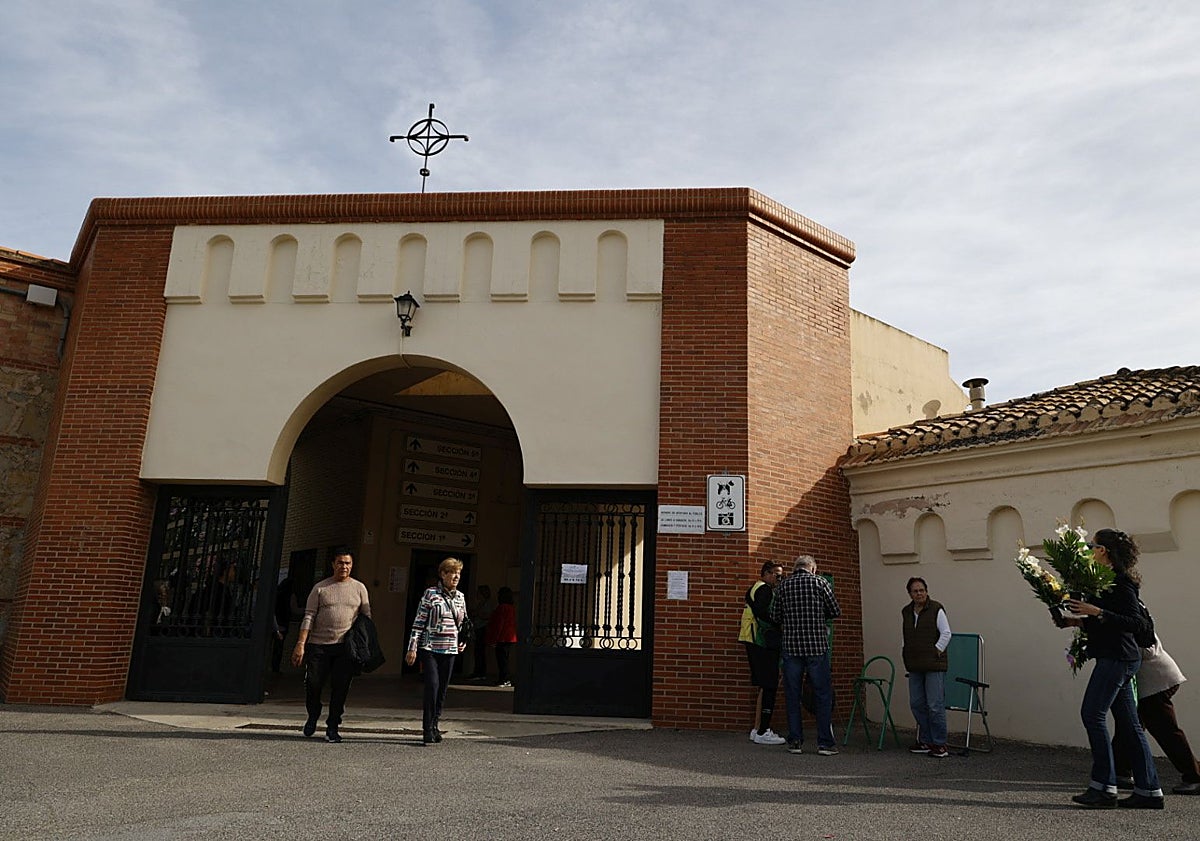 Imagen principal - Entrada al Cementerio del Cabanyal y escultura del Doctor Lluch.