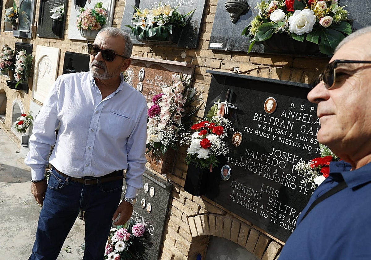 Imagen principal - José Luis y Salvador Gimeno; sepulcro de Benlliure y asistentes al Cementerio del Cabanyal.