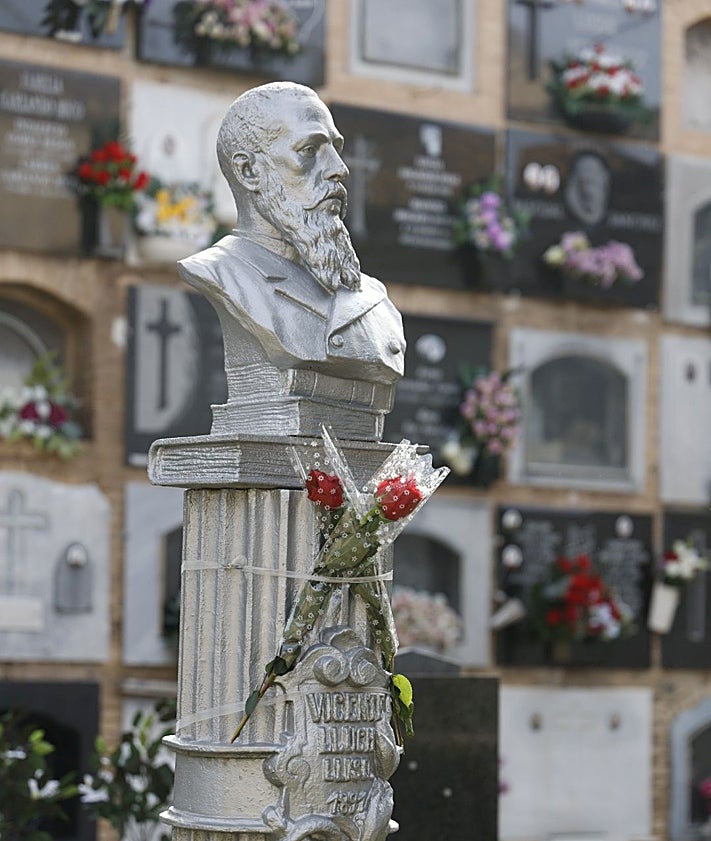 Imagen secundaria 2 - Entrada al Cementerio del Cabanyal y escultura del Doctor Lluch.