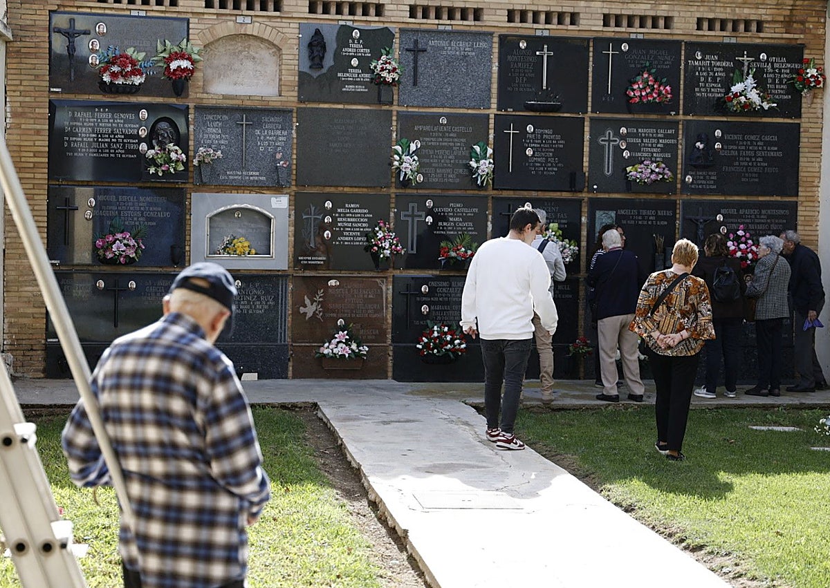 Imagen secundaria 1 - Escultura de nieta y su anuela en el Cementerio del Grao, parte del camposanto civil y panteones.