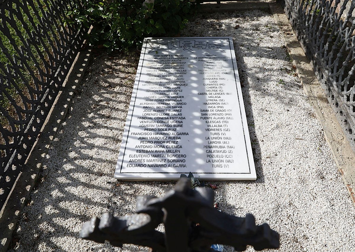 Imagen secundaria 1 - Cementerio del Grao, con una tumba de los soldados muertos en Cuba.