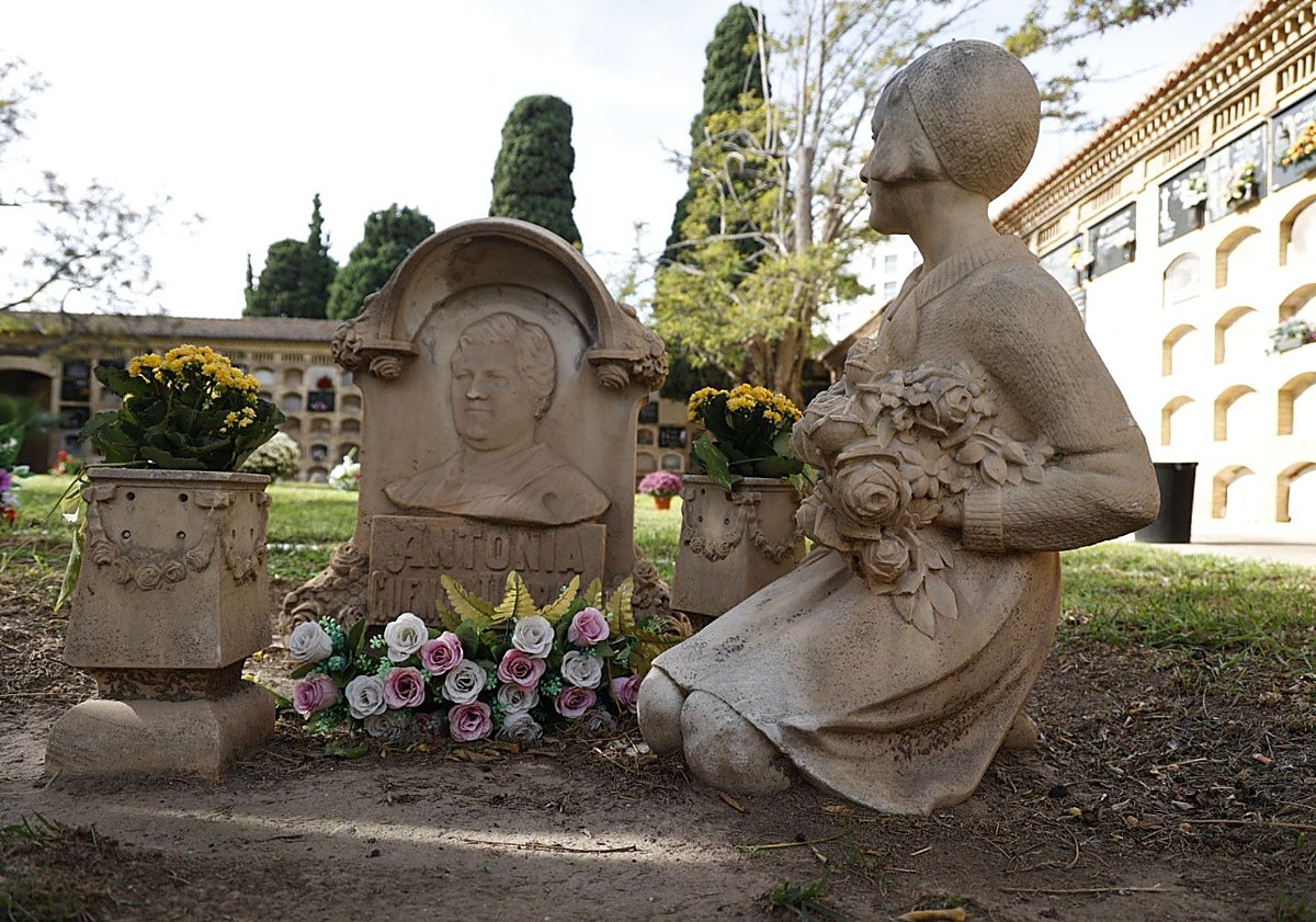 Imagen principal - Escultura de nieta y su anuela en el Cementerio del Grao, parte del camposanto civil y panteones.