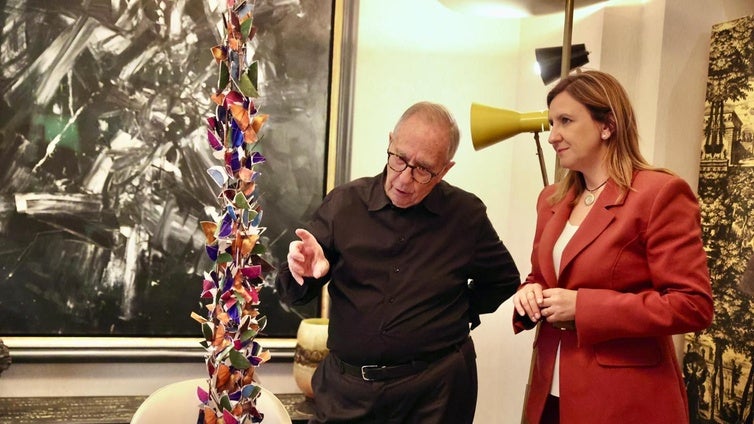 La alcaldesa de Valencia, María José Catalá, conversa con el artista Manolo Valdés, en Nueva York sobre la maqueta.