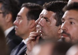 Carlos Mazón, serio, durante el funeral de las víctimas de la dana.