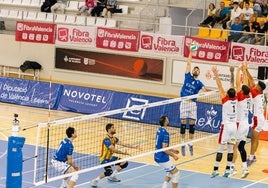 Javi Monfort golpea el balón durante el partido de este domingo contra el Bus Leader San Roque.