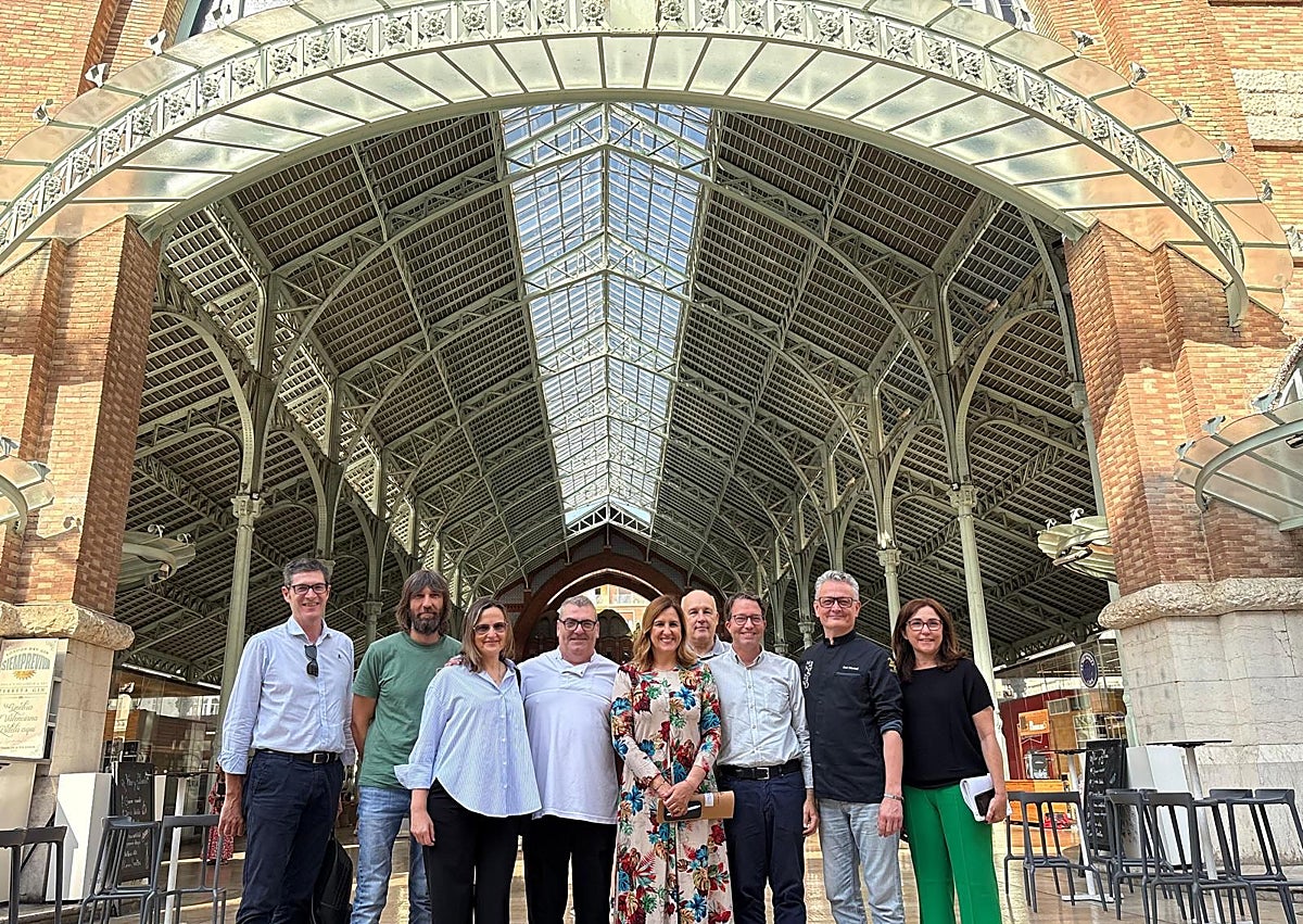 Imagen secundaria 1 - Zona de terrazas del Mercado de Colón y la alcaldesa de Valencia, María José Catalá con el responsable de Aumsa, Ignacio Calabuig, y la asociación de comerciantes del Mercado de Colón en una pasada reunión.