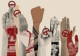 Camiones circulando por la A7.