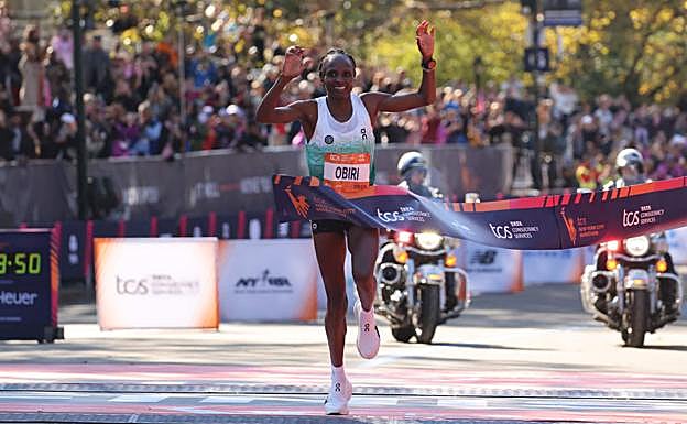 Hellen Obiri entra ganadora en meta.