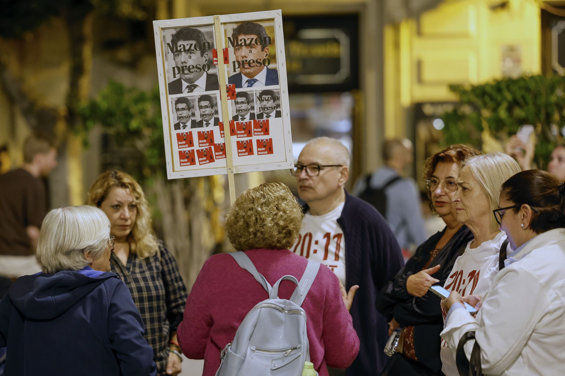 FOTOS | Protesta contra Mazón ante el Palau de la Generalitat