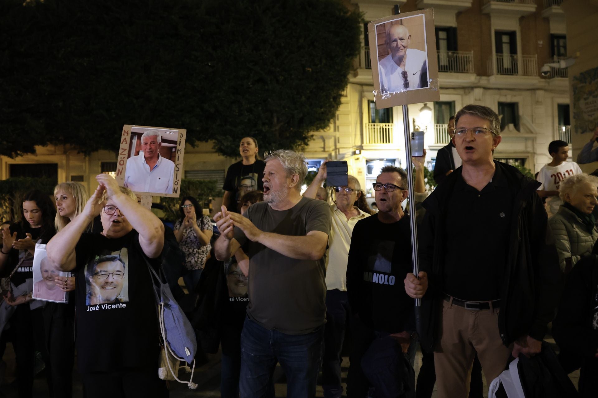 FOTOS | Protesta contra Mazón ante el Palau de la Generalitat