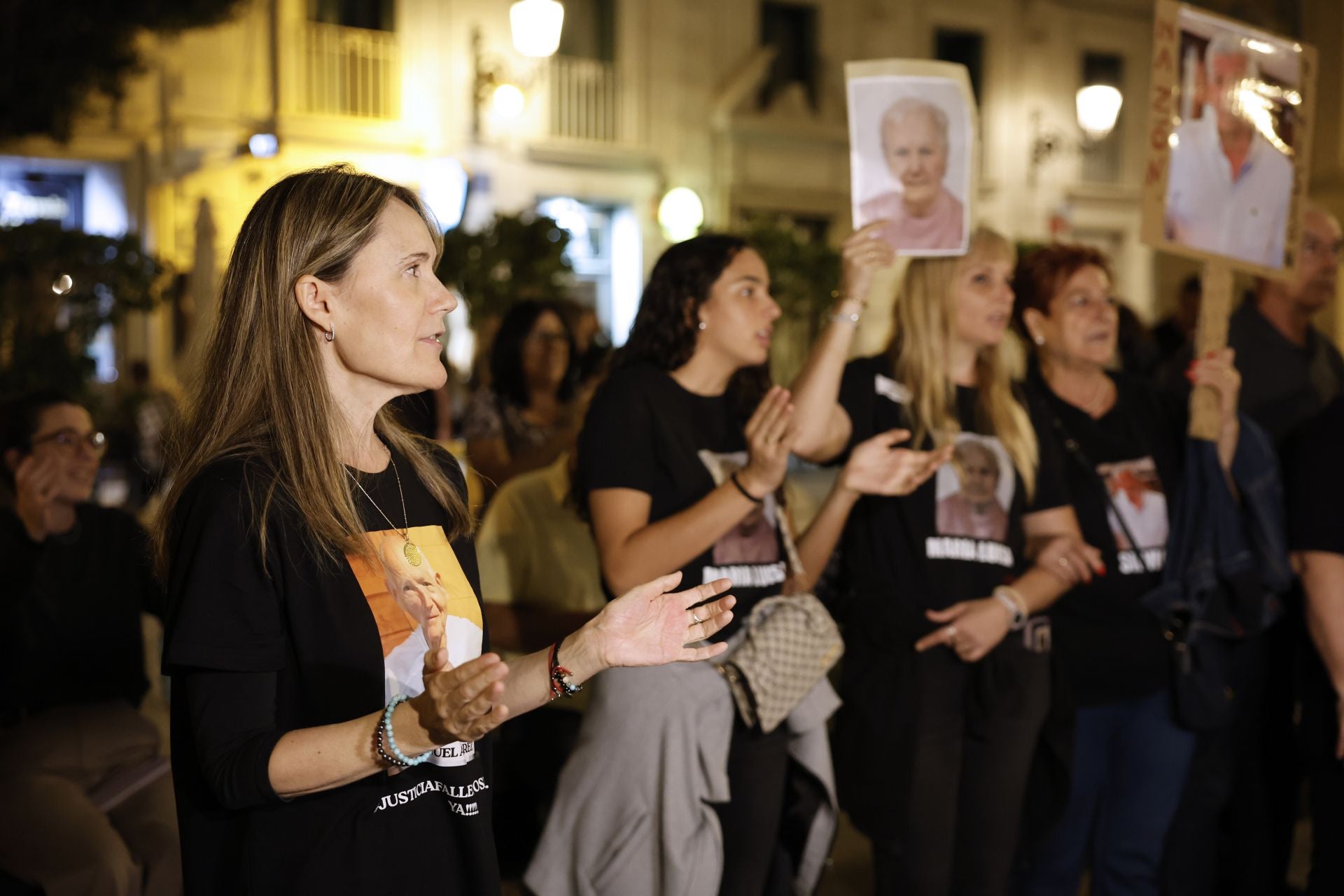 FOTOS | Protesta contra Mazón ante el Palau de la Generalitat