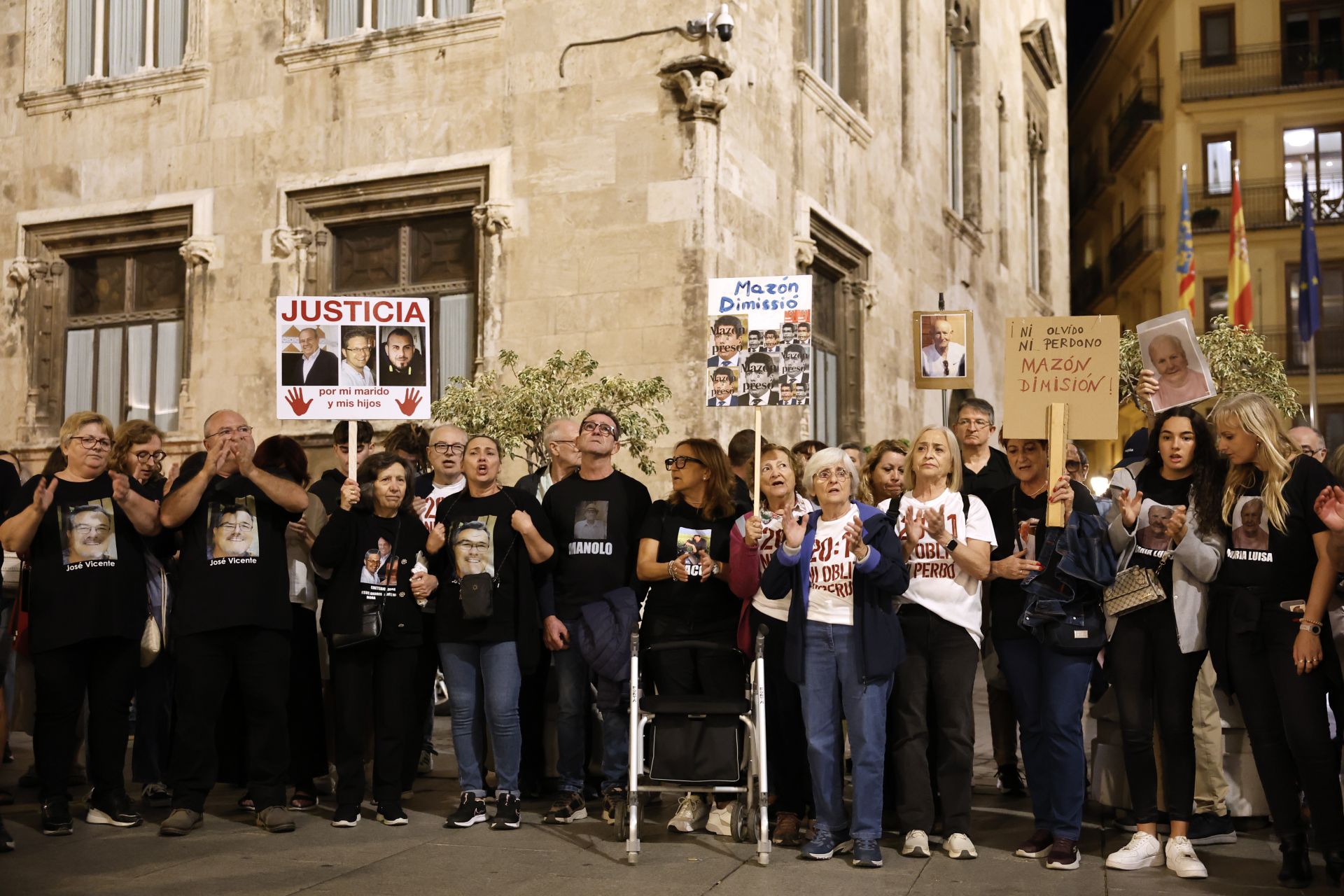 FOTOS | Protesta contra Mazón ante el Palau de la Generalitat