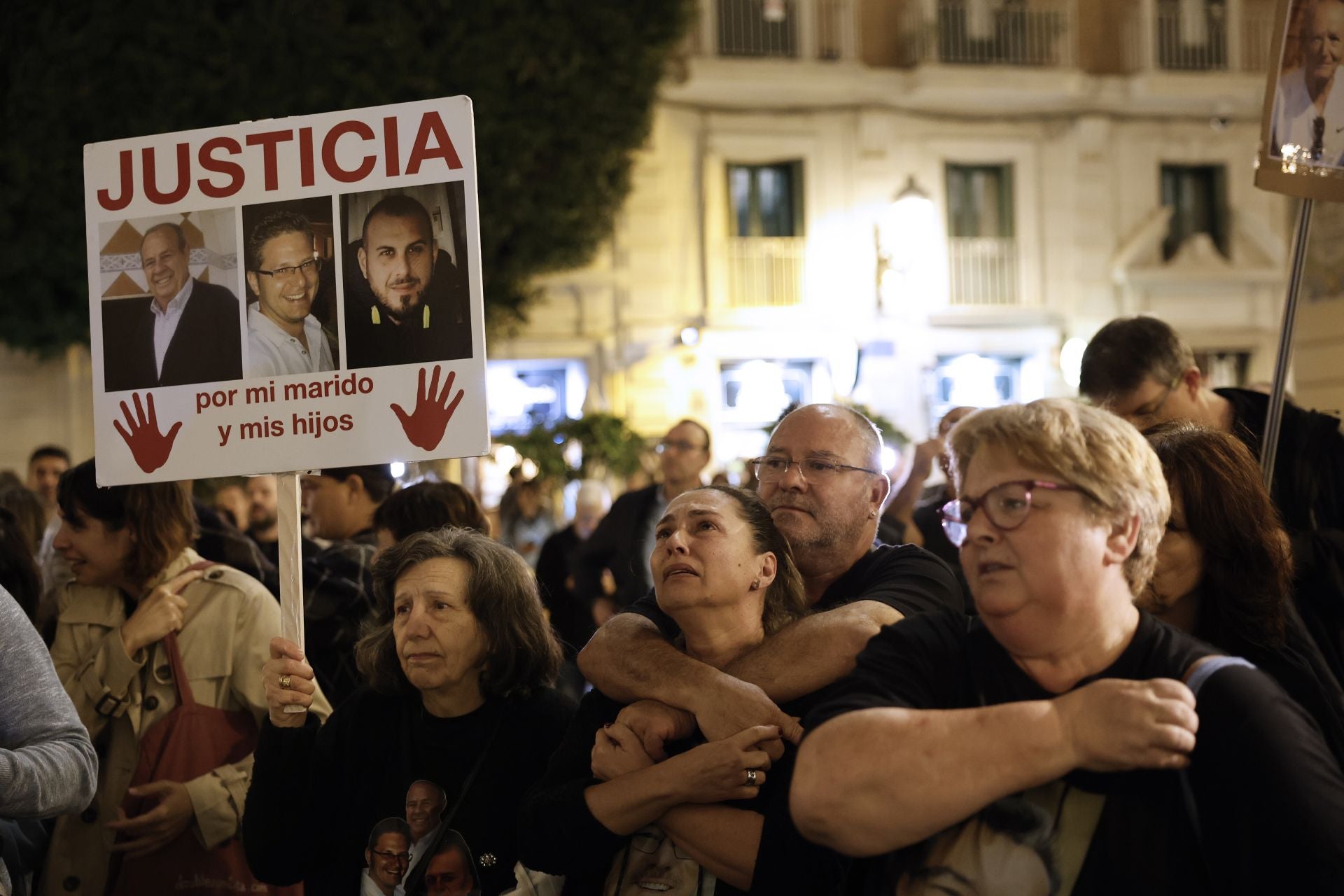 FOTOS | Protesta contra Mazón ante el Palau de la Generalitat