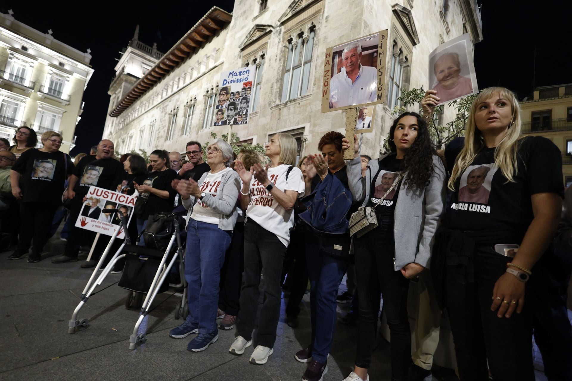 FOTOS | Protesta contra Mazón ante el Palau de la Generalitat
