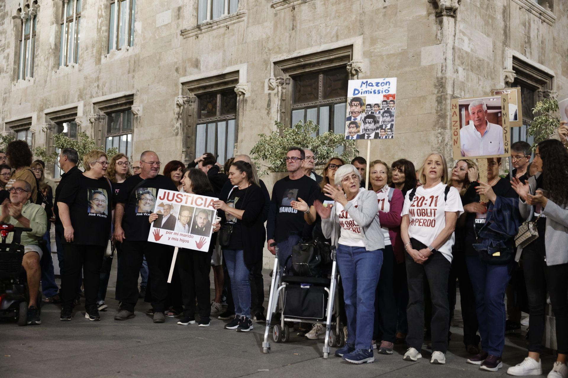 FOTOS | Protesta contra Mazón ante el Palau de la Generalitat