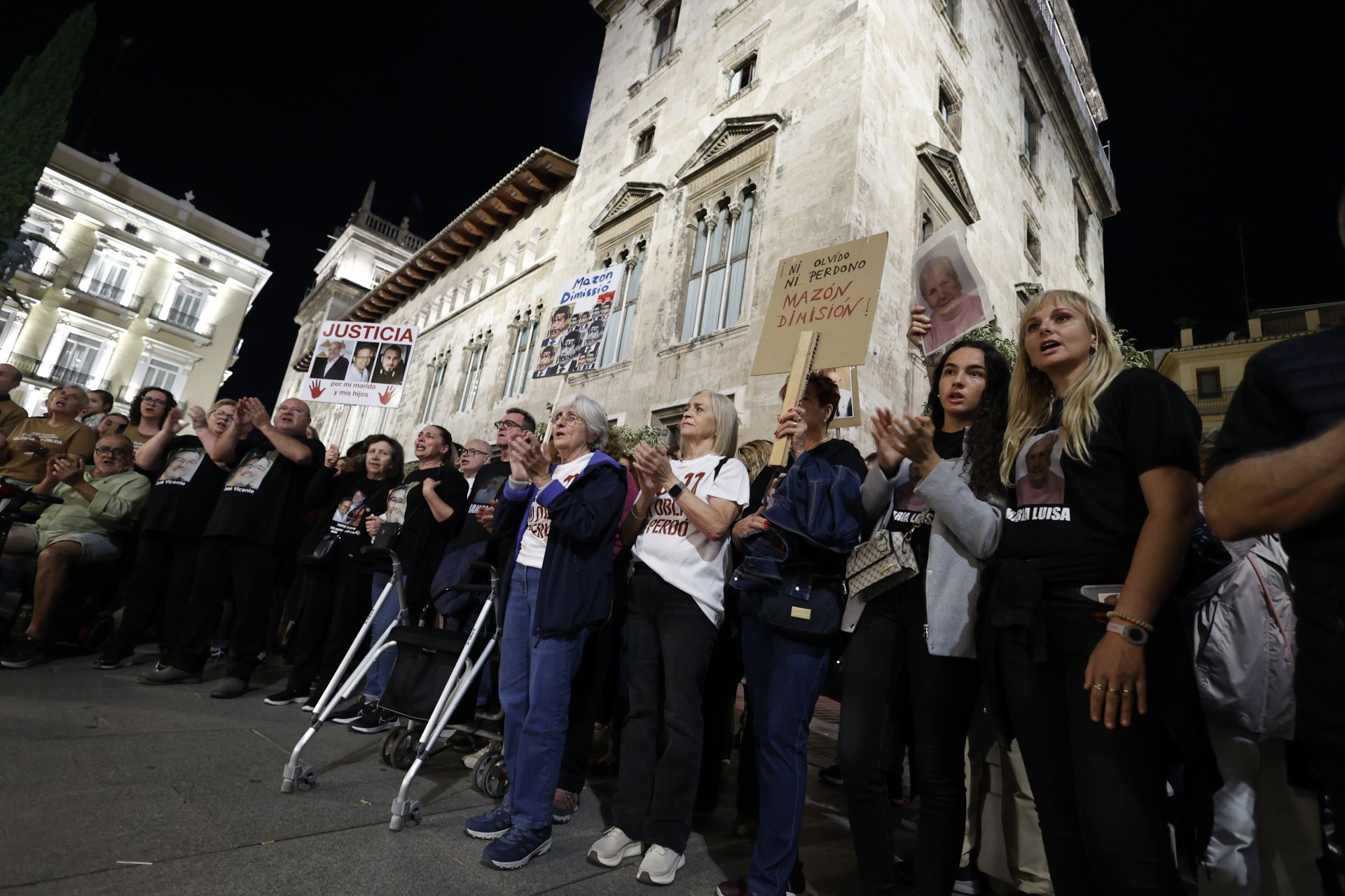 FOTOS | Protesta contra Mazón ante el Palau de la Generalitat