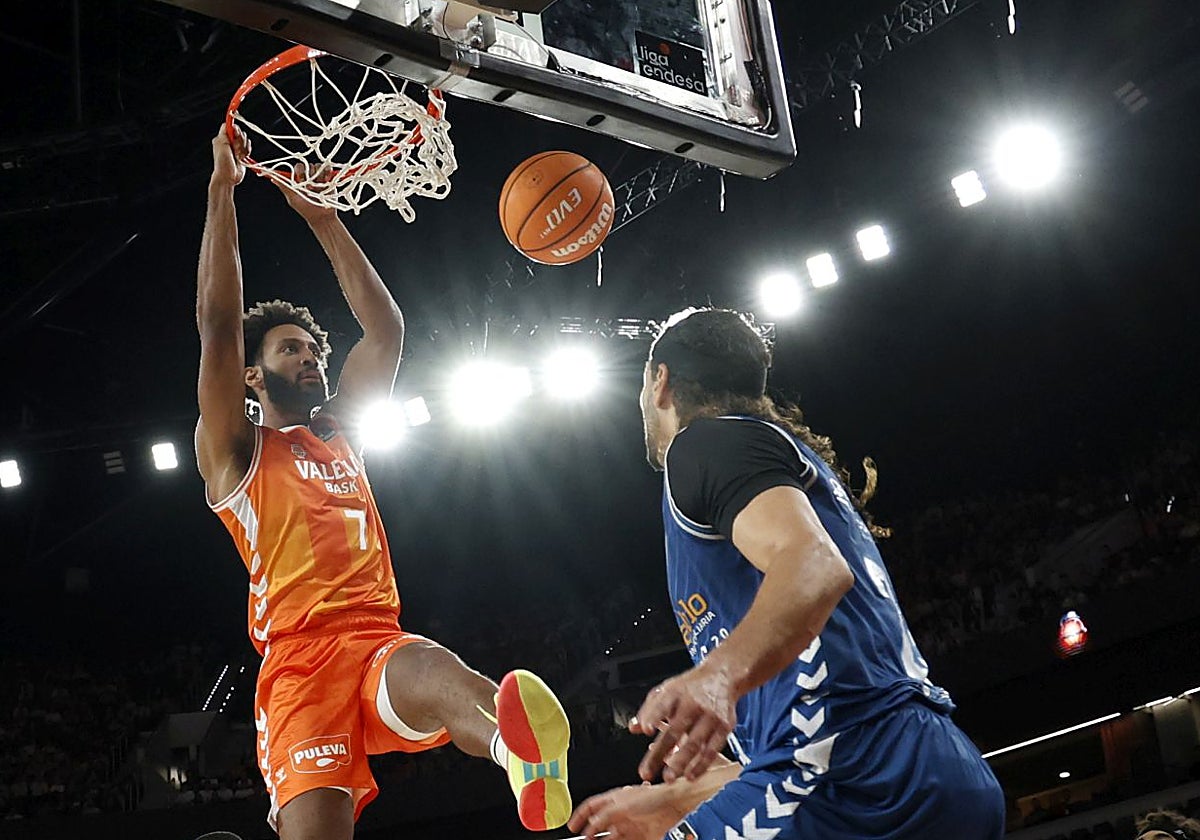 Braxton Key machaca el aro del San Pablo Buegos.