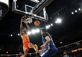 Braxton Key machaca el aro del San Pablo Buegos.