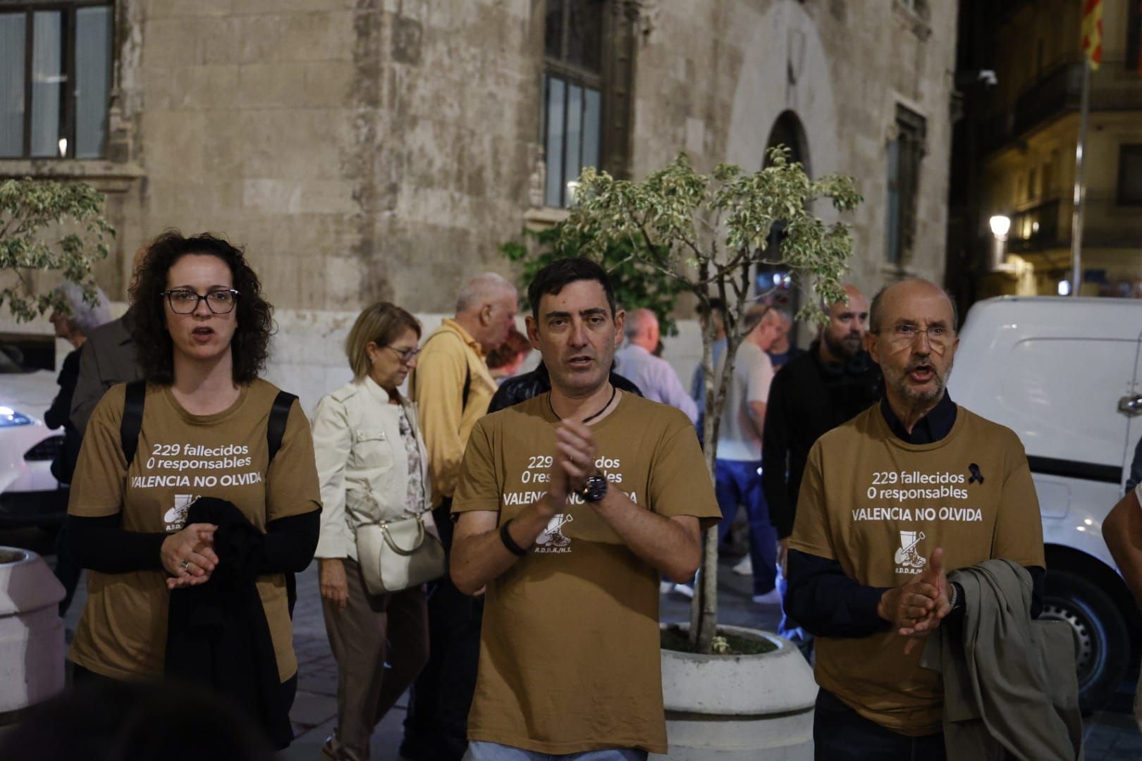FOTOS | Protesta contra Mazón ante el Palau de la Generalitat