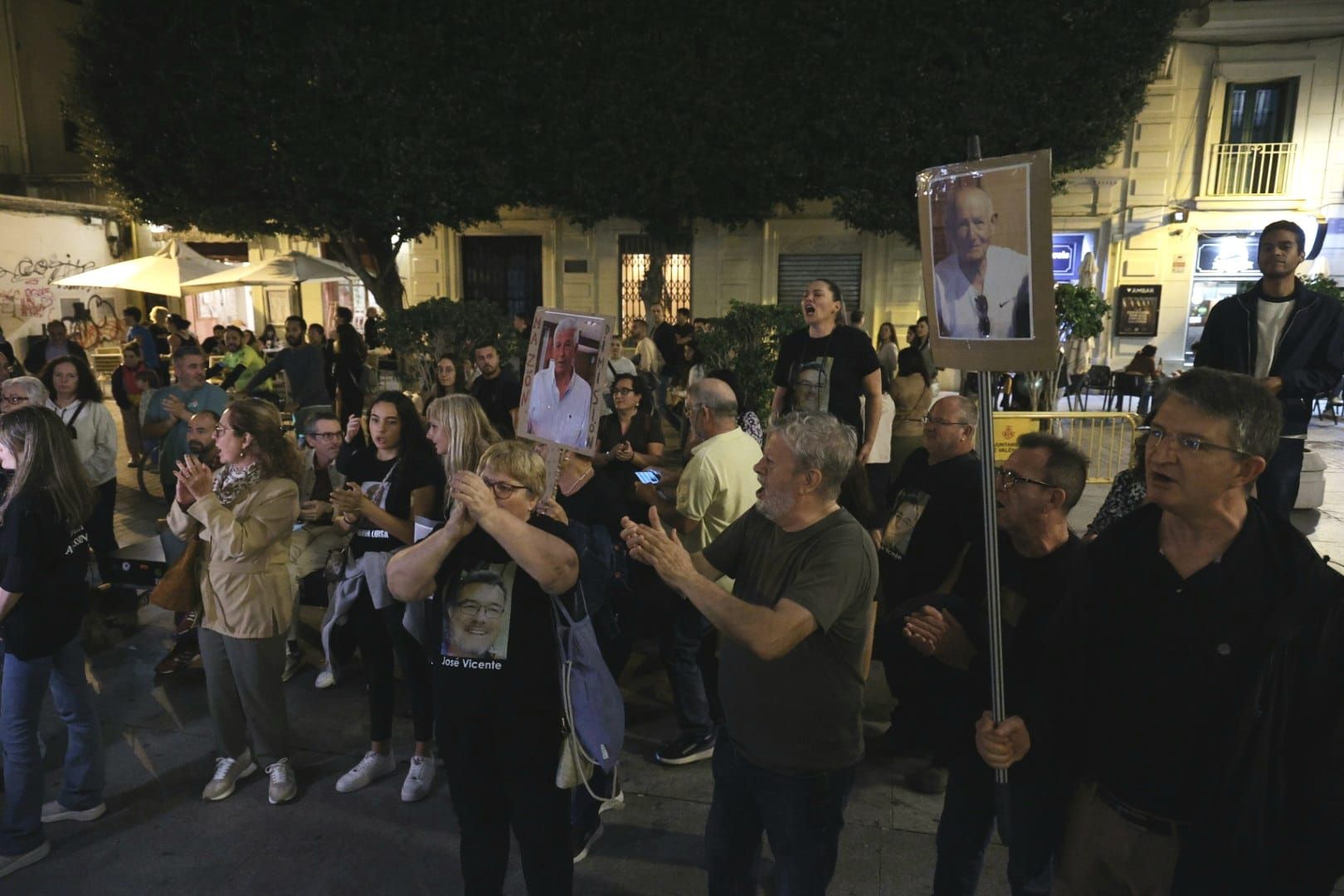 FOTOS | Protesta contra Mazón ante el Palau de la Generalitat