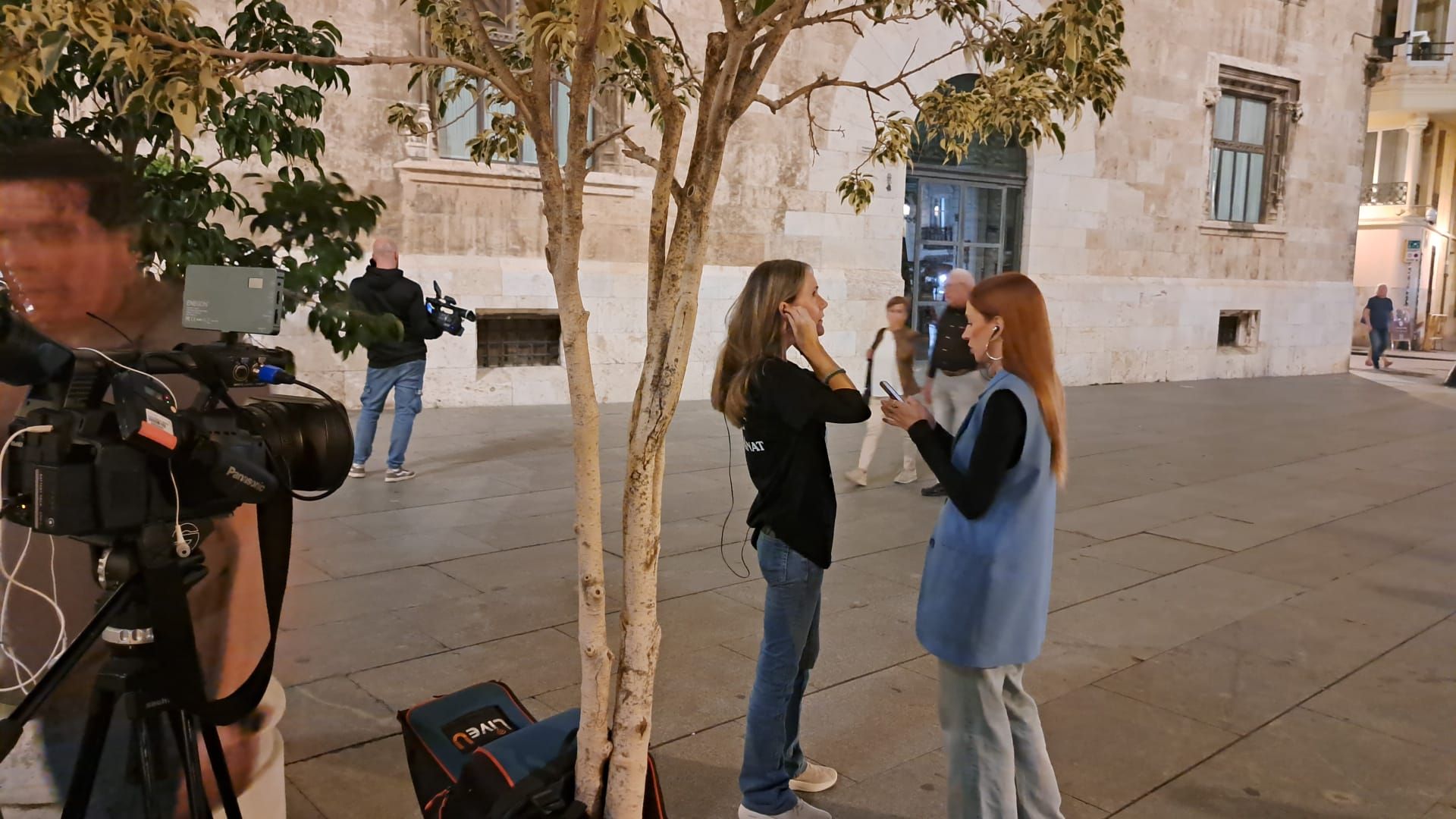 FOTOS | Protesta contra Mazón ante el Palau de la Generalitat