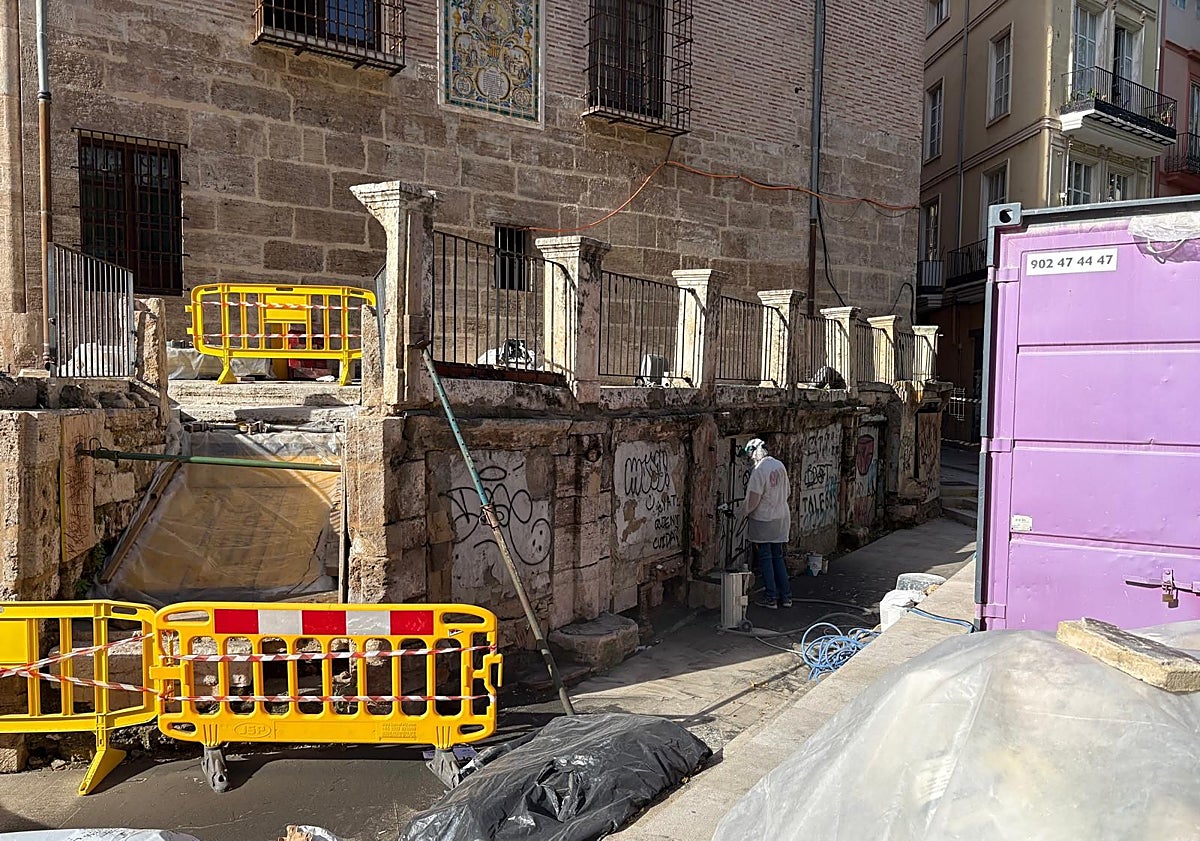 Imagen principal - Zona en obras de les covetes.