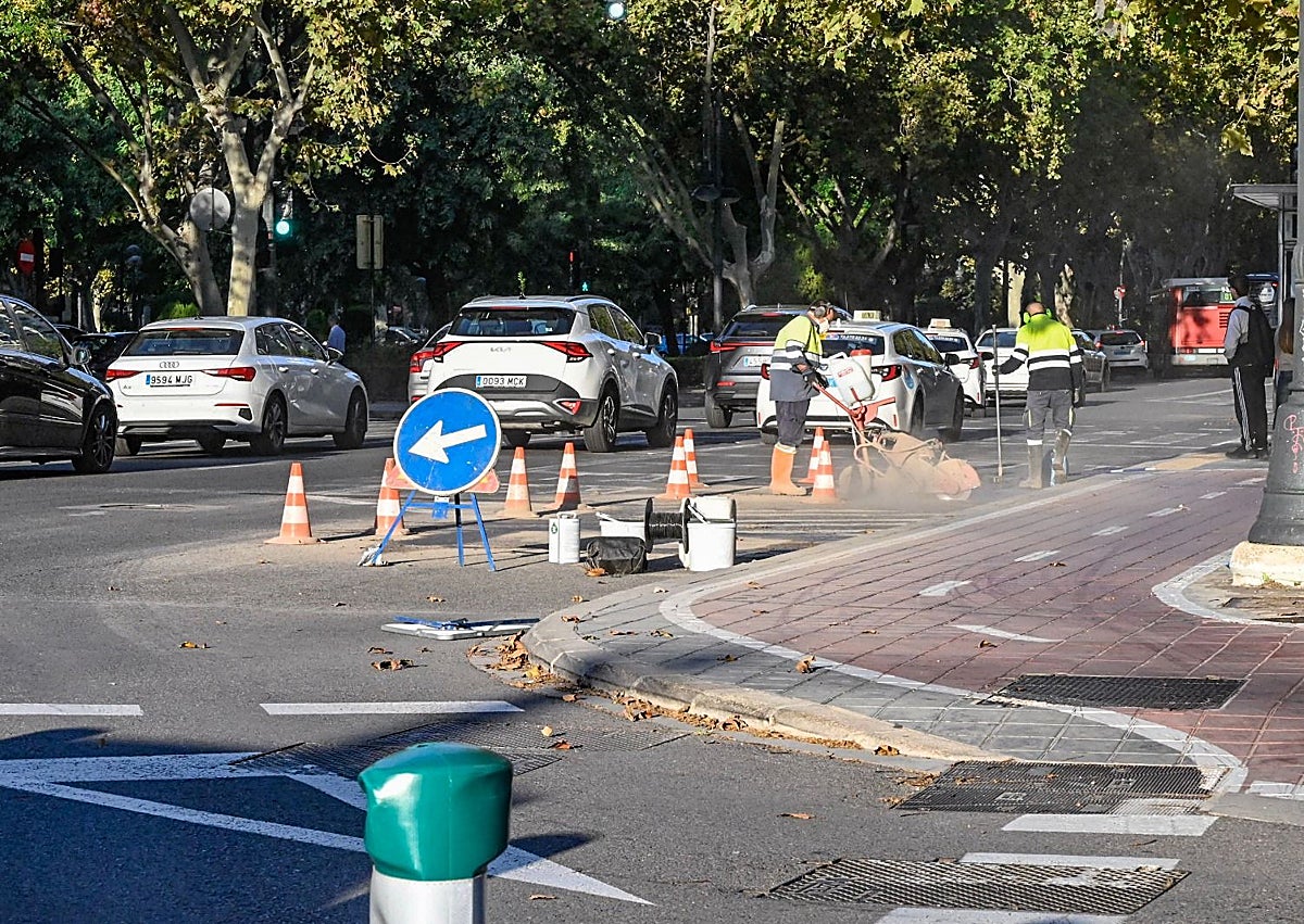 Imagen secundaria 1 - Inicio de las obras para poner señalética, semáforos inteligentes y detectores, en la avenida de Blasco Ibáñez.