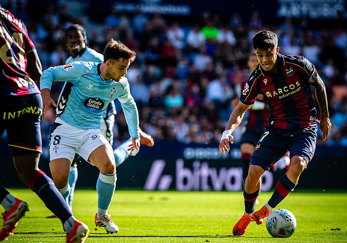 Brugui avanza con el balón ante la presión de Fran Beltrán.