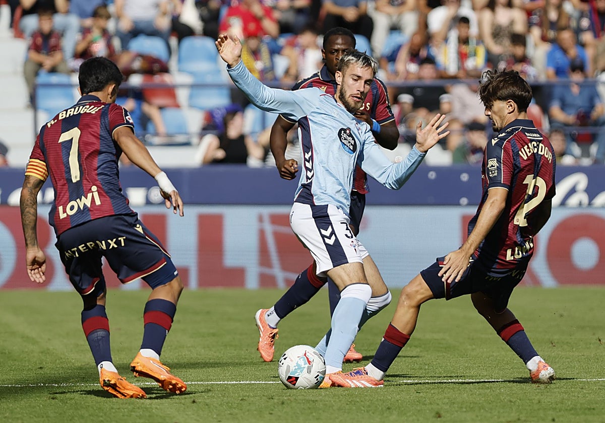Mingueza, rodeado por Brugui, Vencedor y Etta Eyong.