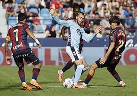 Mingueza, rodeado por Brugui, Vencedor y Etta Eyong.