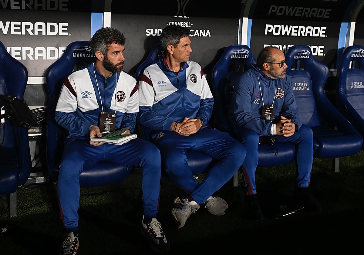 Xavi Tamarit, a la izquierda, junto con Pellegrino en el banquillo de Lanús.