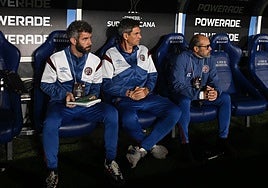 Xavi Tamarit, a la izquierda, junto con Pellegrino en el banquillo de Lanús.