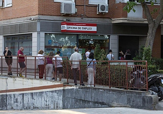 Varias personas hacen cola en unas oficinas del SEPE.