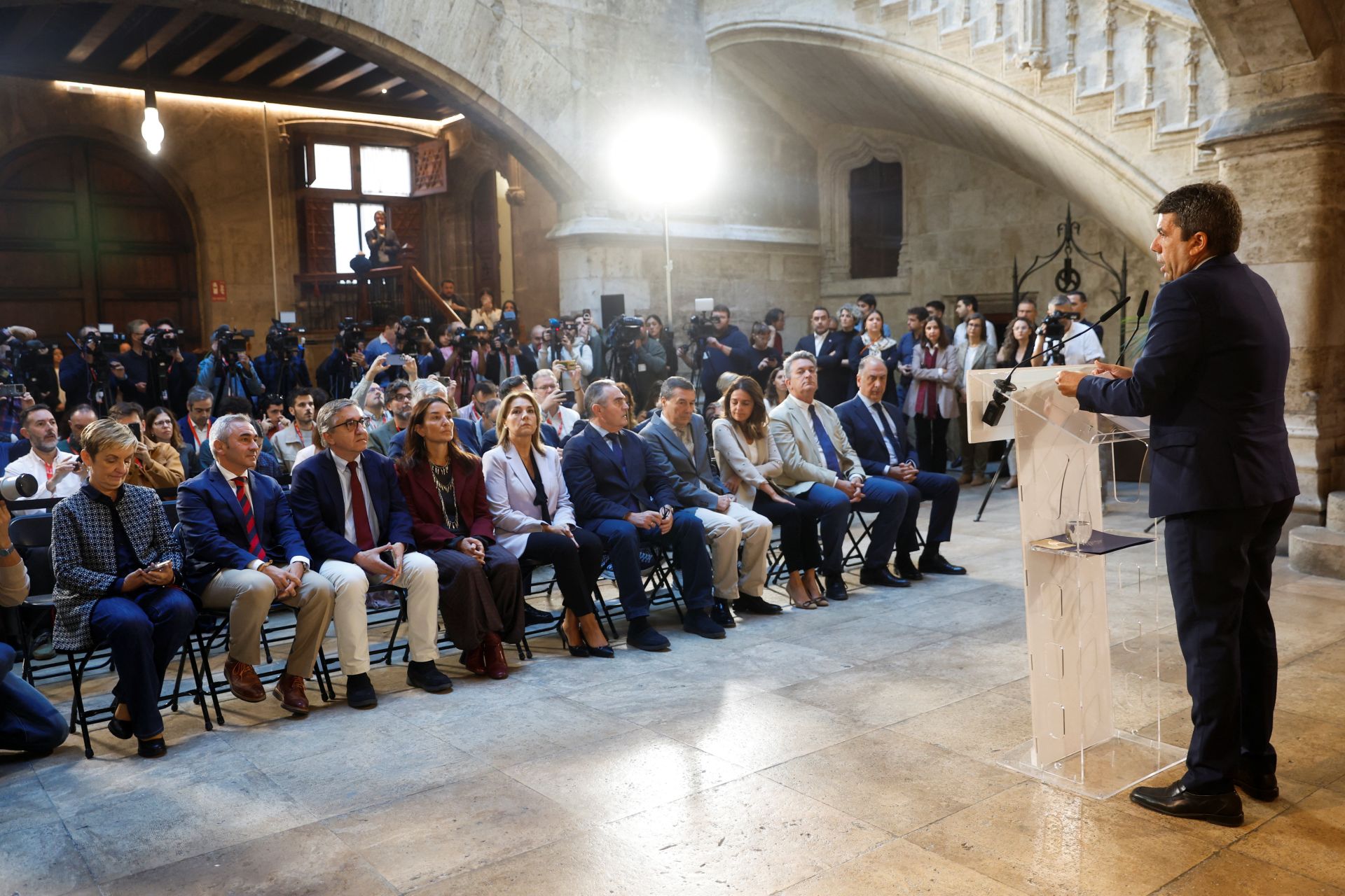 Fotos de la comparecencia de Carlos Mazón en el Palau de la Generalitat