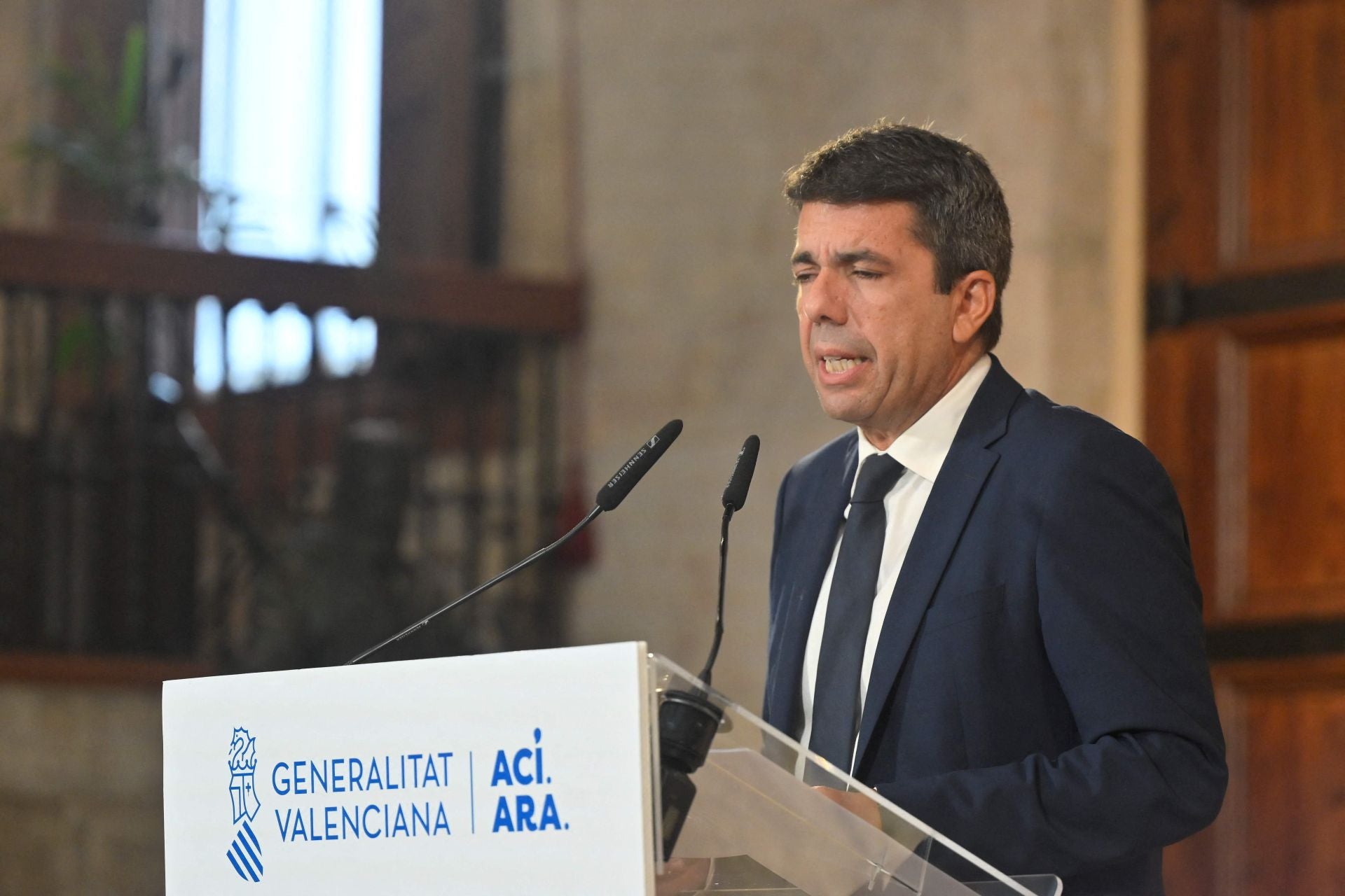Fotos de la comparecencia de Carlos Mazón en el Palau de la Generalitat