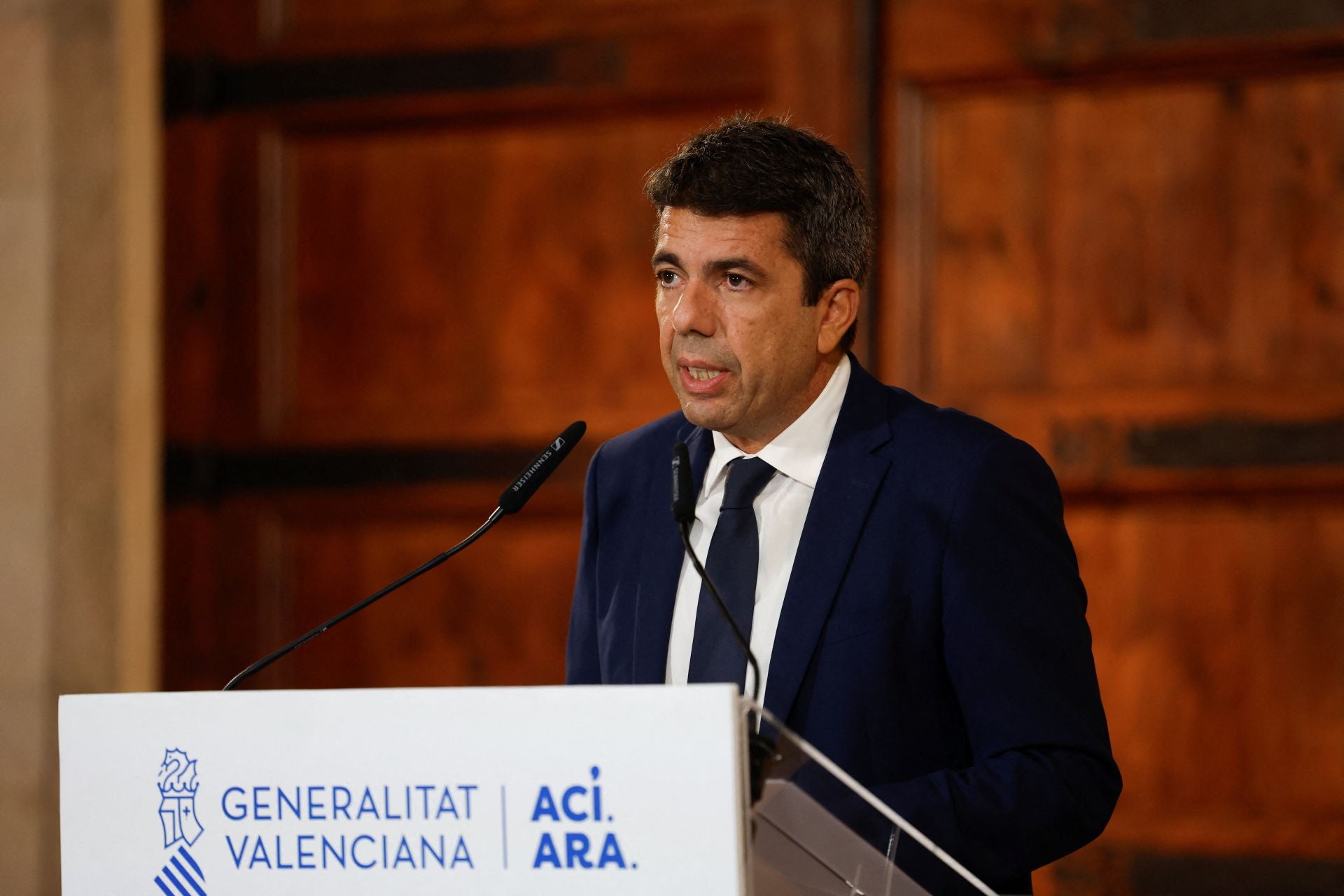 Fotos de la comparecencia de Carlos Mazón en el Palau de la Generalitat
