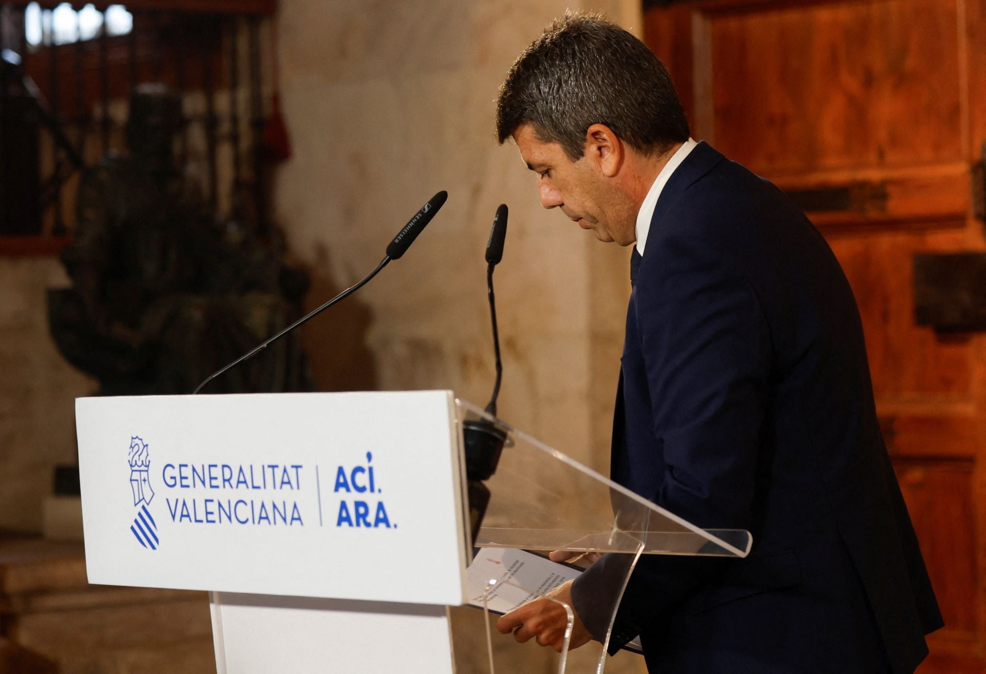 Fotos de la comparecencia de Carlos Mazón en el Palau de la Generalitat