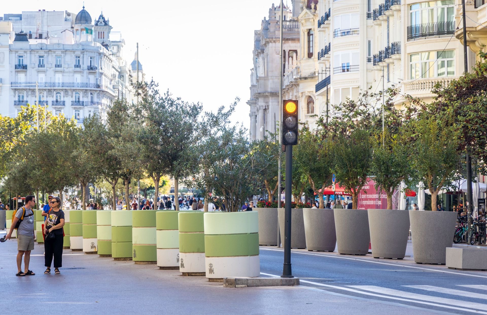 Fotos de los nuevos maceteros en la plaza del Ayuntamiento de Valencia