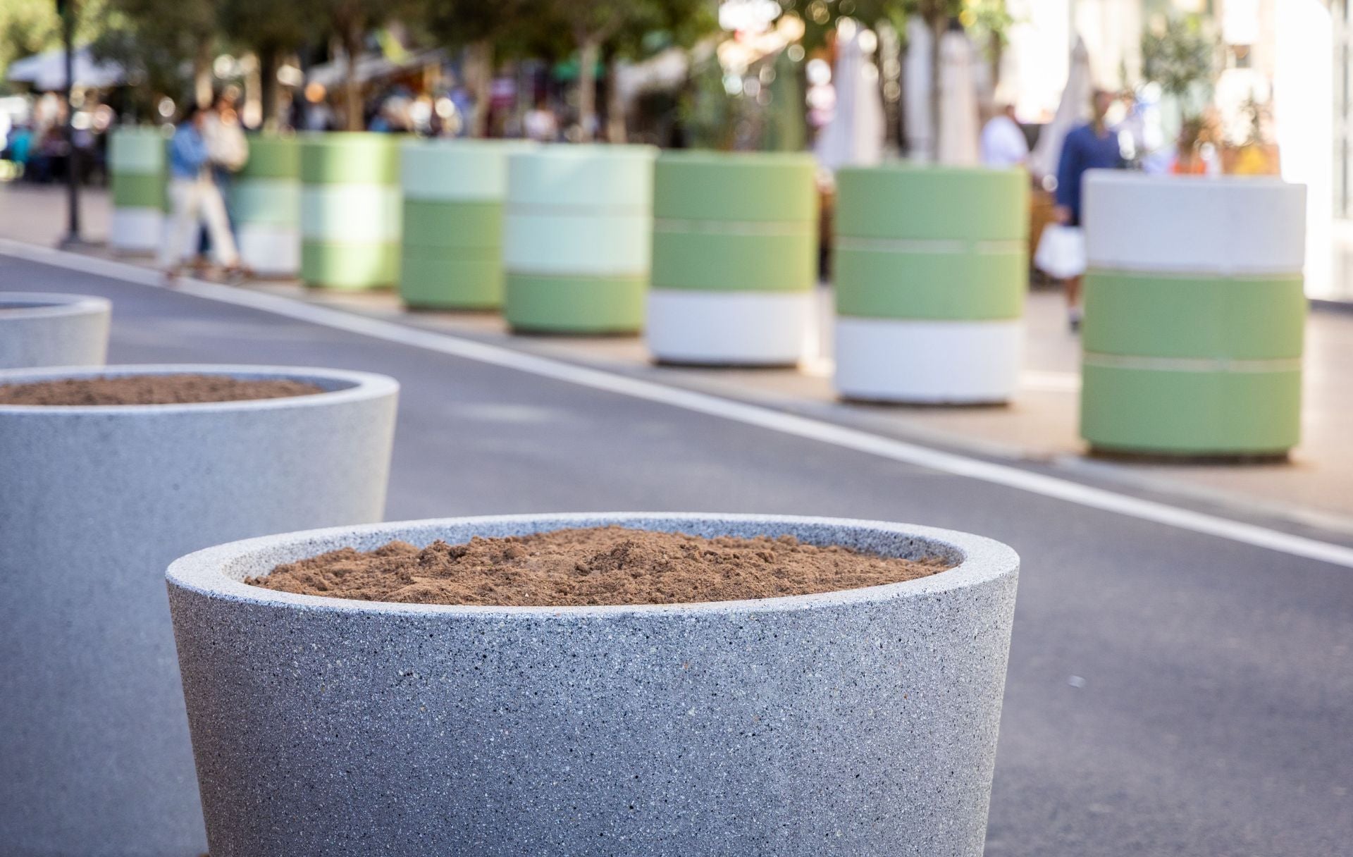 Fotos de los nuevos maceteros en la plaza del Ayuntamiento de Valencia