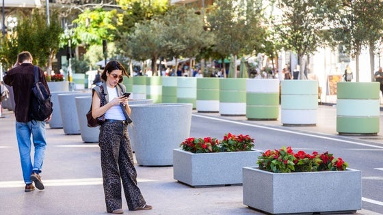 En primer plano, los nuevos maceteros de la plaza del Ayuntamiento. Detrás, los actuales.