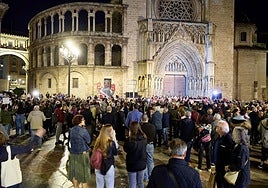 Concentración ante la Puerta de los Apóstoles de la Catedral de Valencia.