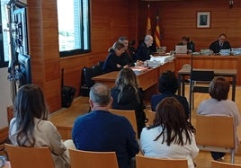Los cinco presuntos miembros de la secta, en el banquillo de los acusados, en la primera sesión del juicio.