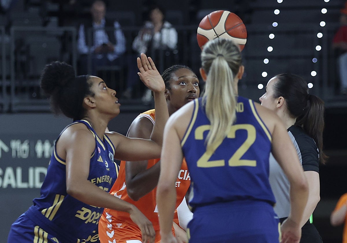 Salto inicial entre las jugadoras del Valencia Basket y del Fenerbahce en su último duelo en el Roig Arena