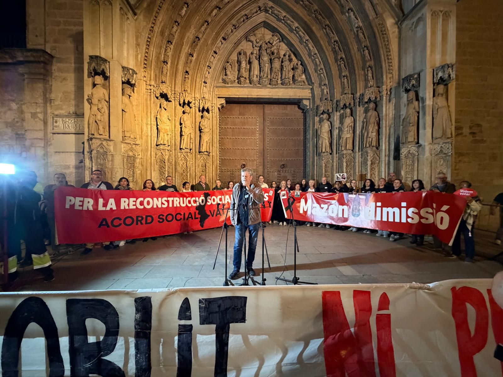 FOTOS | Protesta en la plaza de la Virgen para pedir la dimisión del Consell
