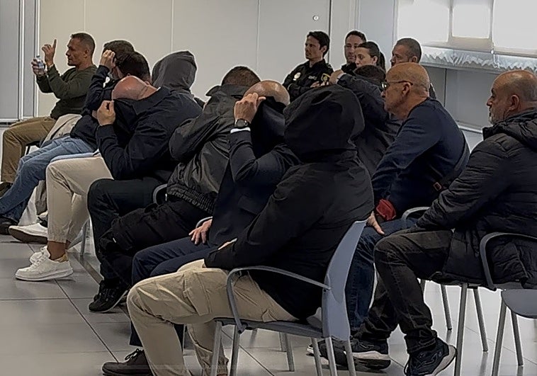 Los acusados de la red de narcos que introducía cocaína por el puerto de Valencia. Uno de los cabecillas, Fernando M. S., levanta la mano.