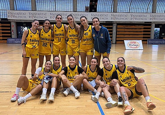 La plantilla celebra la victoria después del encuentro