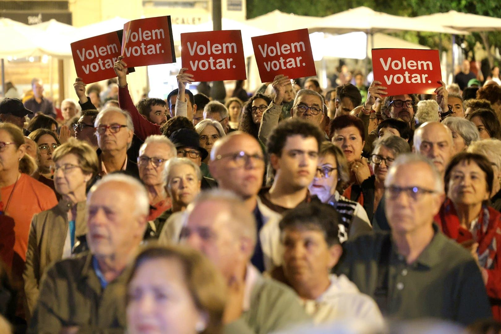 FOTOS | Protesta en la plaza de la Virgen para pedir la dimisión del Consell