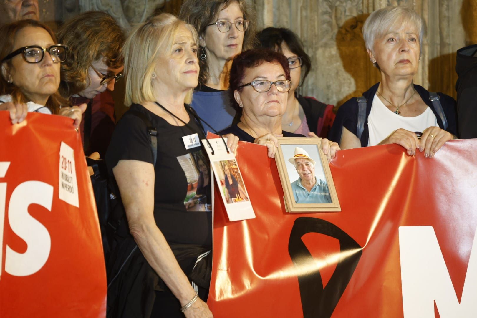 FOTOS | Protesta en la plaza de la Virgen para pedir la dimisión del Consell