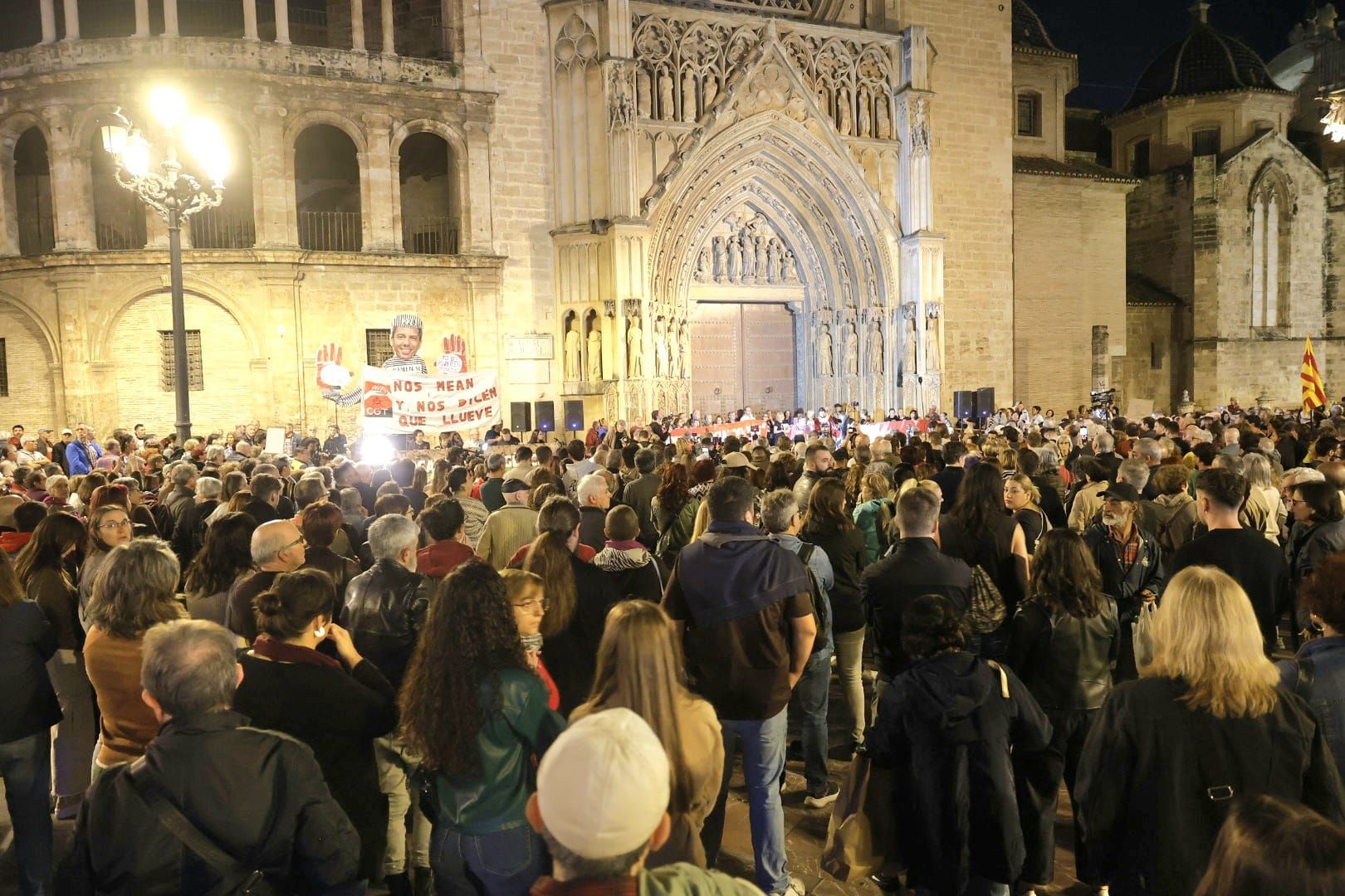FOTOS | Protesta en la plaza de la Virgen para pedir la dimisión del Consell