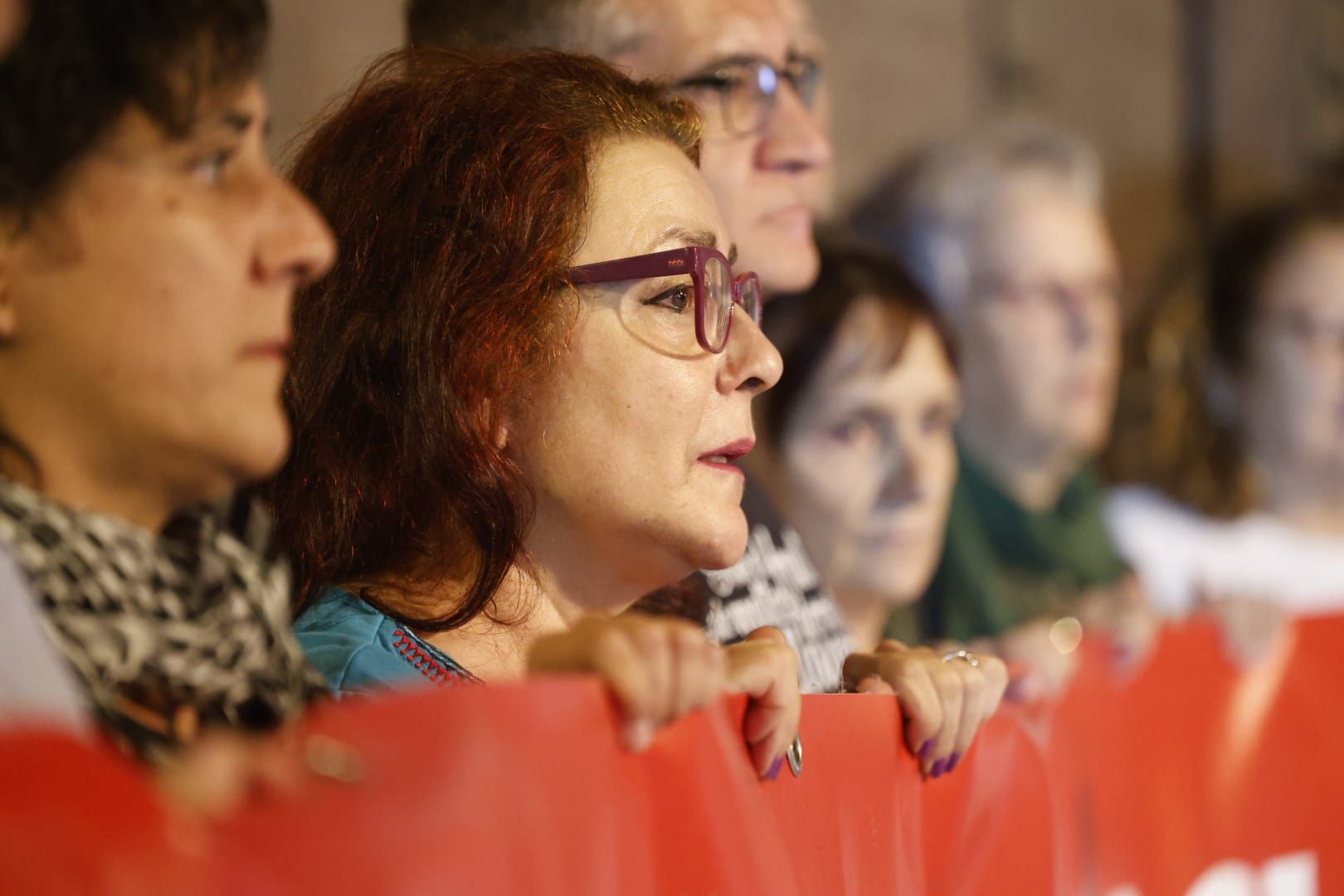 FOTOS | Protesta en la plaza de la Virgen para pedir la dimisión del Consell